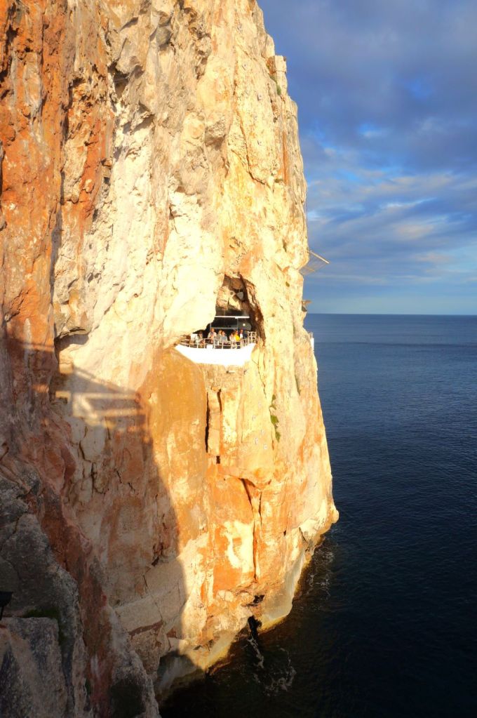 menorca-highlights-und-hotels-cala-en-porter-cova-xoroi