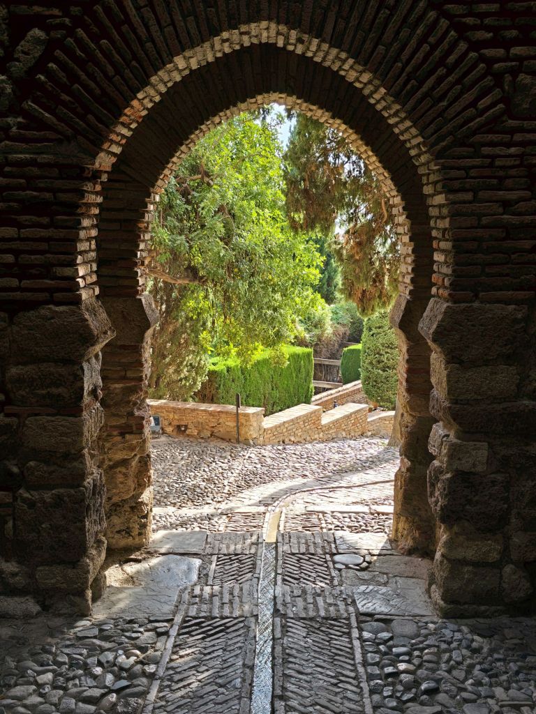 malaga-mediterran-alcazaba-wasserlauf