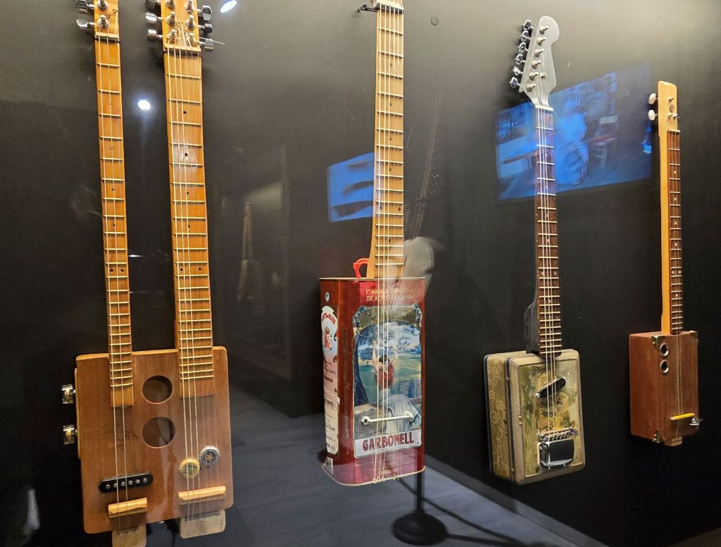 malaga-kunst-und-kultur-museen-malaga-museo-de-la-musica-flamenco-gitarren